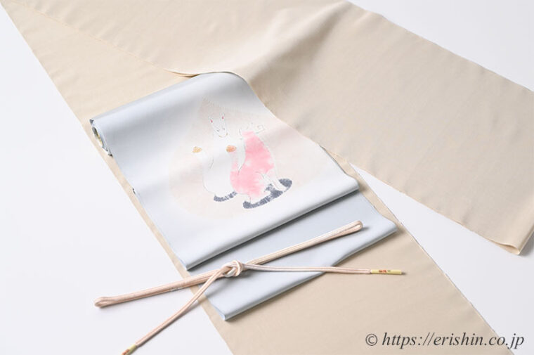 旬のお勧めコーディネート「キュートなお稲荷さんを背守りに　芝崎圭一 座繰紬（無地）に 森健持 染名古屋帯（ばでぃ・辻ケ花）」