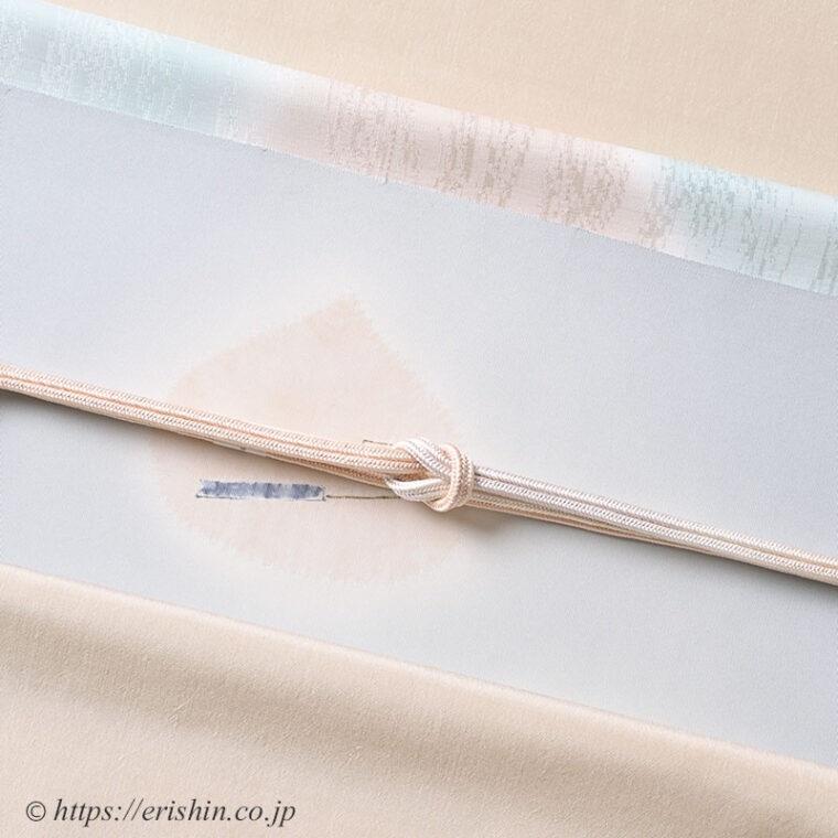 旬のお勧めコーディネート「キュートなお稲荷さんを背守りに　芝崎圭一 座繰紬（無地）に 森健持 染名古屋帯（ばでぃ・辻ケ花）」