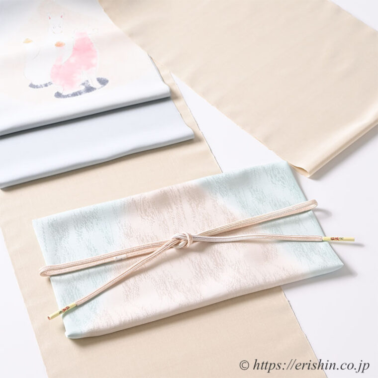 旬のお勧めコーディネート「キュートなお稲荷さんを背守りに　芝崎圭一 座繰紬（無地）に 森健持 染名古屋帯（ばでぃ・辻ケ花）」