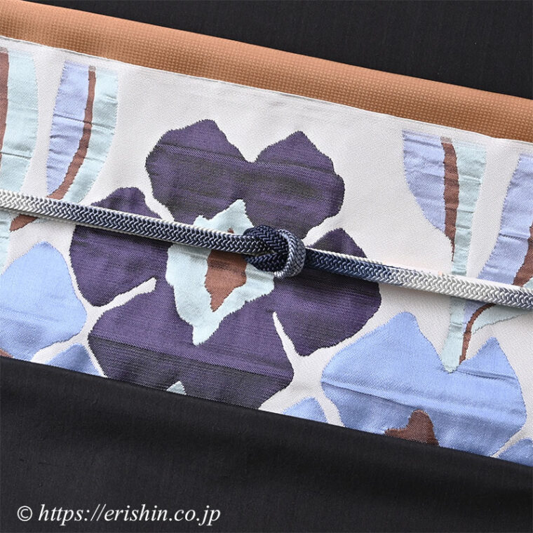 旬のお勧めコーディネート「フロリチカで優しくまろやかに」芝崎圭一 座繰紬無地に 洛風林 九寸織名古屋帯（フロリチカ）
