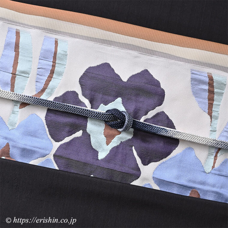 旬のお勧めコーディネート「フロリチカで優しくまろやかに」芝崎圭一 座繰紬無地に 洛風林 九寸織名古屋帯（フロリチカ）