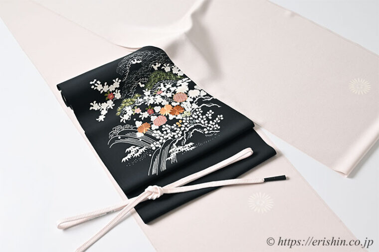 旬のお勧めコーディネート「たおやかに　灰桜色の小紋に黒の御所解きの染帯を」