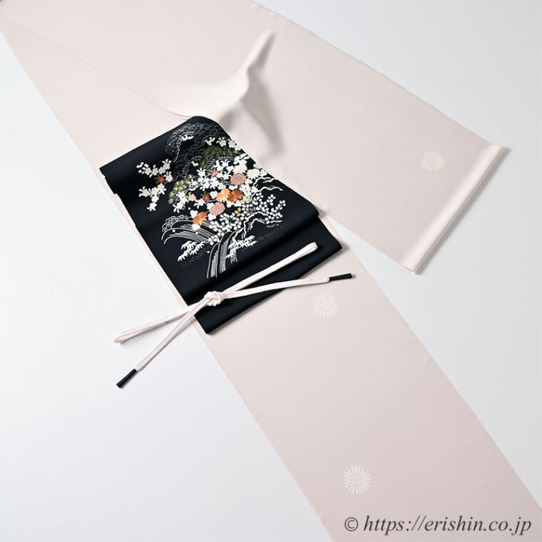 旬のお勧めコーディネート「たおやかに　灰桜色の小紋に黒の御所解きの染帯を」