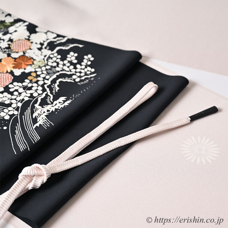 旬のお勧めコーディネート「たおやかに　灰桜色の小紋に黒の御所解きの染帯を」