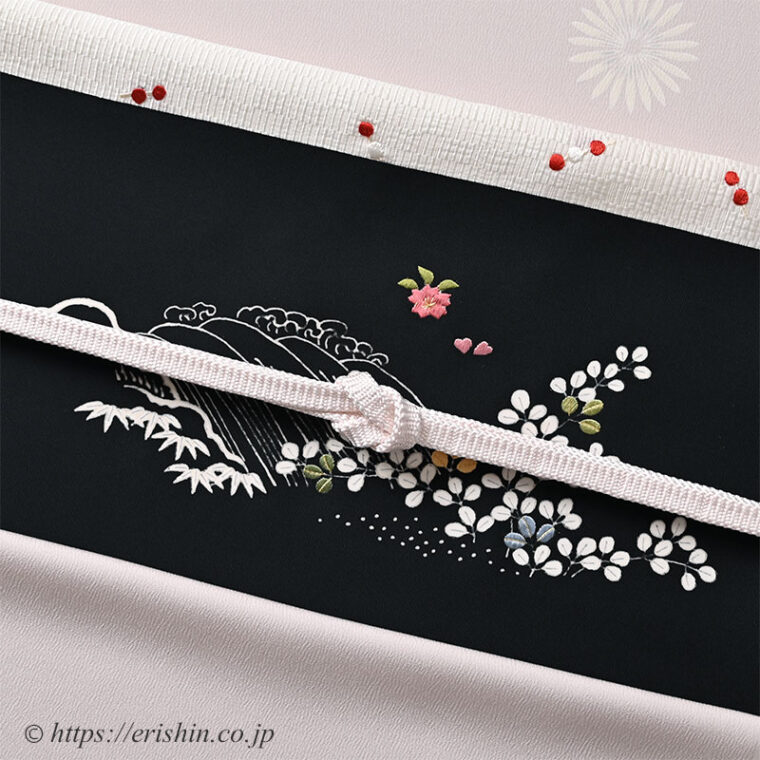 旬のお勧めコーディネート「たおやかに　灰桜色の小紋に黒の御所解きの染帯を」