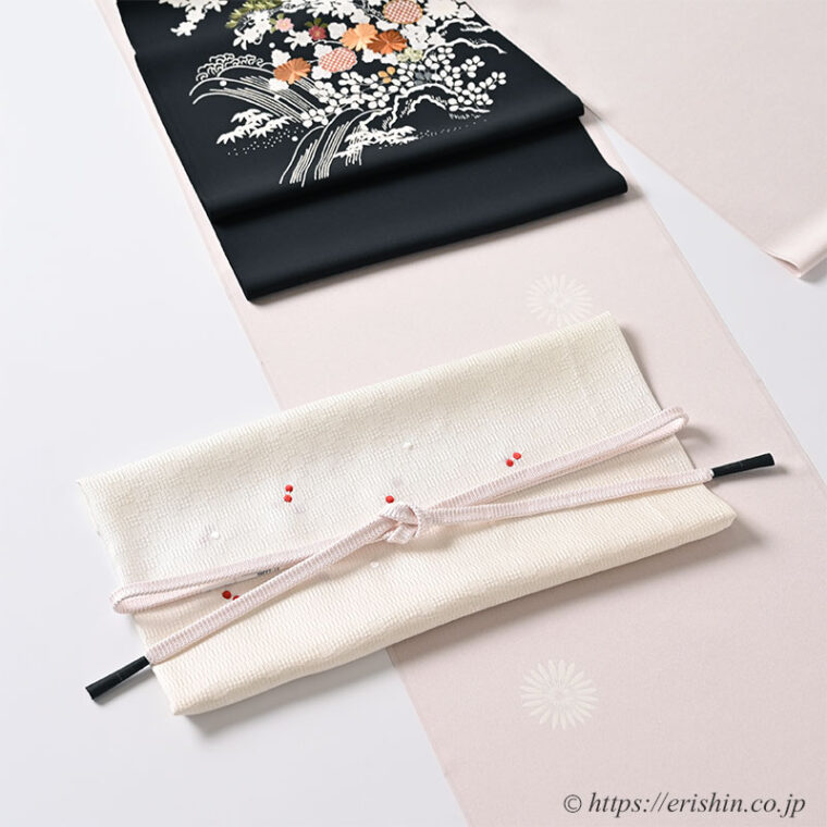 旬のお勧めコーディネート「たおやかに　灰桜色の小紋に黒の御所解きの染帯を」