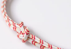 帯締め　洋角組（矢柄通し/白に紅赤色と淡黄色）渡敬「着物と帯・呉服えり新」