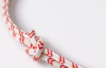 帯締め　洋角組（矢柄通し/白に紅赤色と淡黄色）渡敬「着物と帯・呉服えり新」