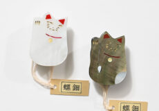帯留め（螺鈿/招き猫）「着物と帯・呉服えり新」
