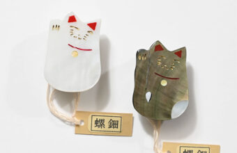 帯留め（螺鈿/招き猫）「着物と帯・呉服えり新」