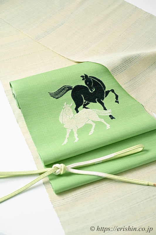 旬のお勧めコーディネート「下井紬に夢訪庵の馬の帯 -佳き年を駆け抜ける-」