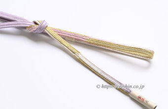 帯締め　内記台四方角組（淡紅藤色に金と白の彩り）「呉服えり新」