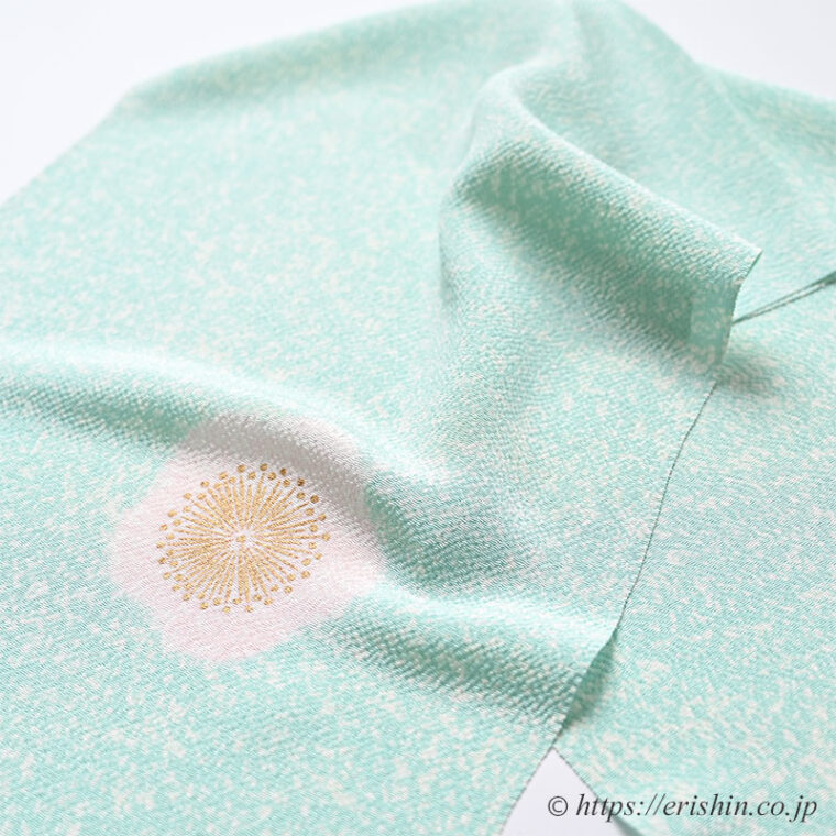 帯揚げ（梅輪出し/青磁色に乙女色の梅・縮緬地）「着物と帯・呉服えり新」