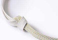 帯締め　笹浪組（白に白縹色と金色の矢羽根段）「着物と帯・呉服えり新」