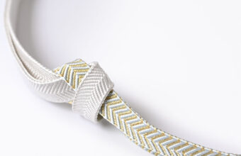 帯締め　笹浪組（白に白縹色と金色の矢羽根段）「着物と帯・呉服えり新」