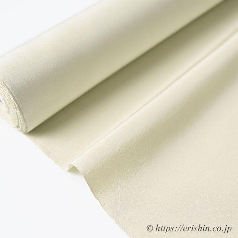 芝崎圭一　座繰紬（無地/淡い裏柳色）「着物と帯・呉服えり新」