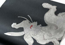 誉田屋源兵衛　九寸織名古屋帯（鳥獣戯画/兎の巻・黒緑色/誉座織）「着物と帯・呉服えり新」