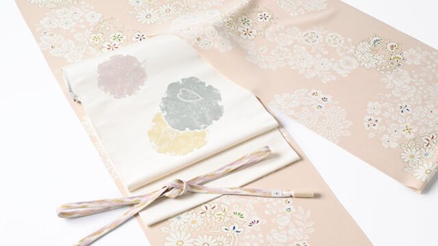 旬のお勧めコーディネート「ドレスアップ小紋でディナーに」小紋（百花彩り花丸文）に九寸織名古屋帯（雪輪桜）