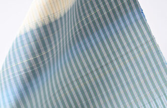 芝崎圭一　座繰紬（絣・多色暈し段/鳥の子色に薄花色のさざ波段）「着物と帯・呉服えり新」