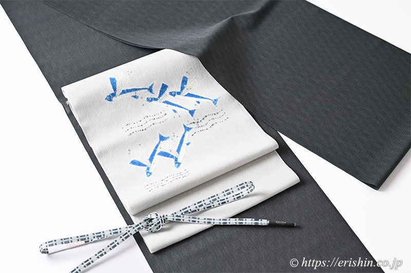 旬のお勧めコーディネート「墨黒色の明石縮に森健持さんのトビウオの帯を」