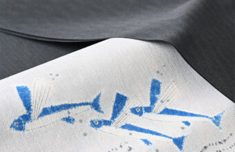 旬のお勧めコーディネート「墨黒色の明石縮に森健持さんのトビウオの帯を」