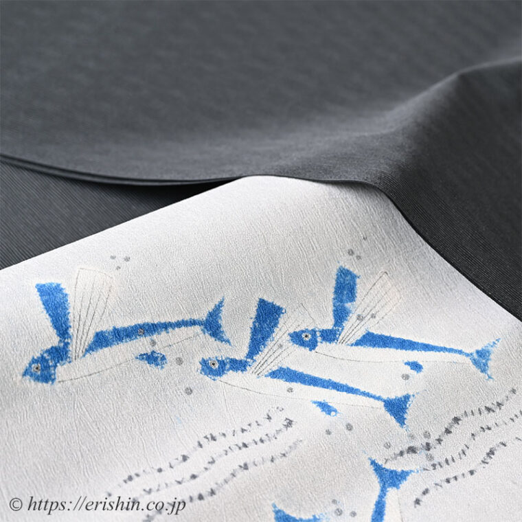 旬のお勧めコーディネート「墨黒色の明石縮に森健持さんのトビウオの帯を」