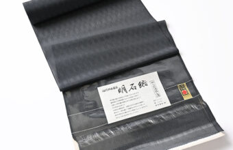 明石縮（よろけ小格子無地/墨黒）「着物と帯・呉服えり新」