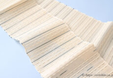 誉田屋源兵衛　半幅帯（芭蕉段織/生成色・白と銀や藍墨の縞）「着物と帯・呉服えり新」