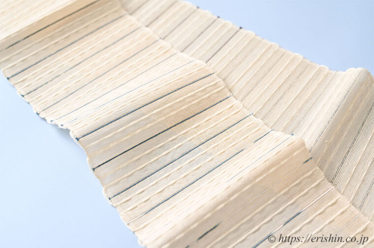 誉田屋源兵衛　半幅帯（芭蕉段織/生成色・白と銀や藍墨の縞）「着物と帯・呉服えり新」