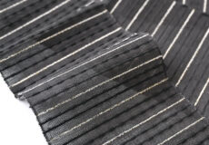 誉田屋源兵衛　半幅帯（芭蕉段織/墨黒・黒と銀の縞）「着物と帯・呉服えり新」