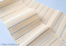 誉田屋源兵衛　半幅帯（芭蕉段織/生成色・白に水色や薄花色の銀の縞）「着物と帯・呉服えり新」