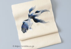 誉田屋源兵衛　刺繍九寸名古屋帯（金魚/淡い鳥の子色地に藍・小格子紗）［夏・単衣向］